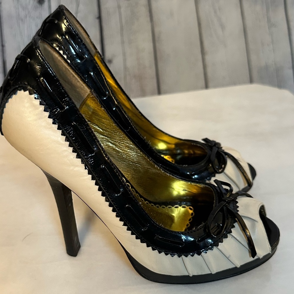 🎈Bebe Leather Cream and Black Open Toe Heels Size 6